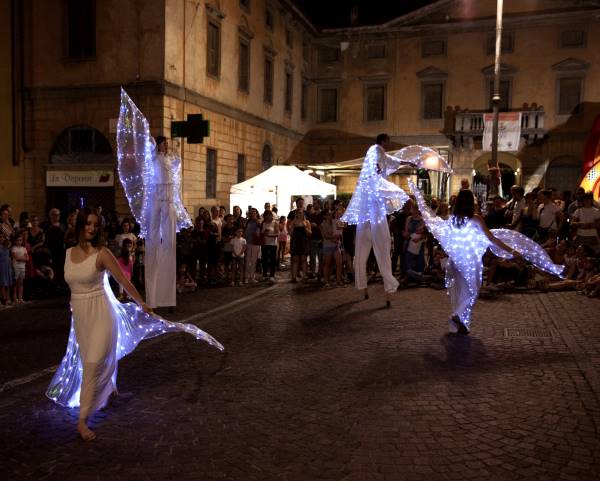 1-ali-luminosemin uno spettacolo di trampolieri con le ali luminose