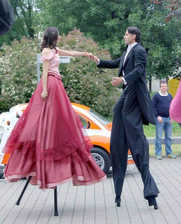 valzermin due artisti trampolieri che eseguono una danza con il valzer